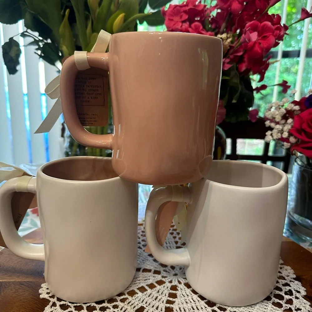 Rae Dunn Cream 'MOM' mug - Picture 2 of 4